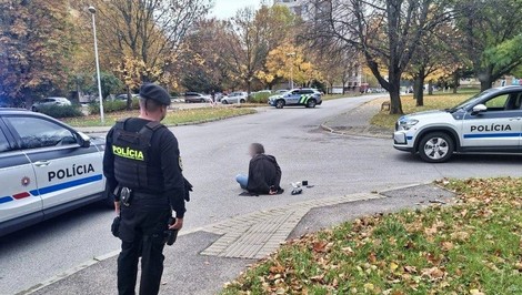 Na nitrianskom sídlisku sa pohyboval muž so zbraňou a natáčal sa na mobil