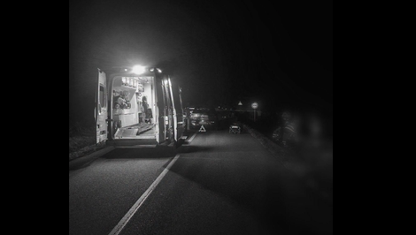 Tragická nehoda v okrese Trebišov: Auto zrazilo neosvetleného chodca, úsek museli uzavrieť
