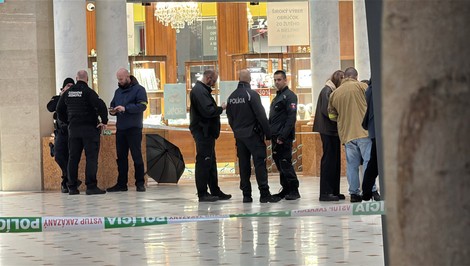 Dráma na Zlatých Pieskoch: Maskovaní lupiči s kladivami a sekerami prepadli zlatníctvo