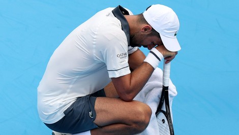 DJOKOVIČ bojoval s vlastným telom, vypadol hneď v prvom zápase