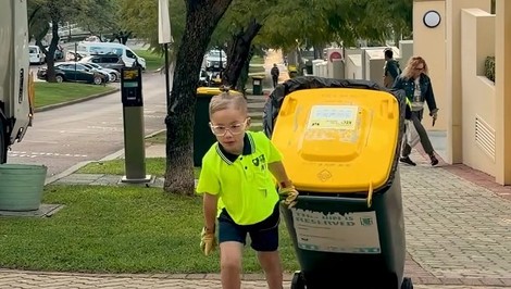 Smetiari majú nečakaného pomocníka: Má iba šesť rokov a prácu berie veľmi vážne