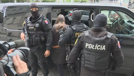 Začína sa súdny proces s matkou, ktorá mala vo vani utopiť dve dcéry