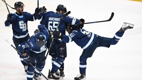 Štvrtý finálový zápas rozhodli až samostatné nájazdy