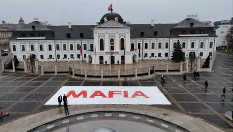 SaS natiahla pred Prezidentským palácom nápis „Mafia“. Protestuje proti novele Trestného zákona