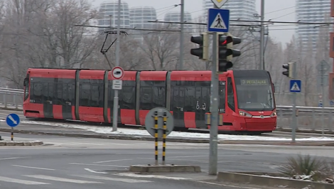 Tragická nehoda v Petržalke: 16-ročný chodec podľahol zraneniam po zrážke s električkou