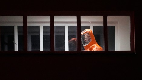 V Prahe izolovali Američana po kontakte s ebolou. Do nemocnice ho viezli v špeciálnom boxe