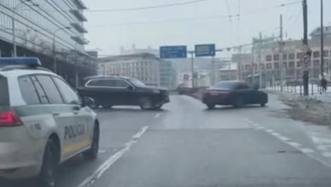 Papalášizmus alebo bezpečnosť? Kolóna s prezidentom si skrátila cestu cez 3 čiary a v protismere