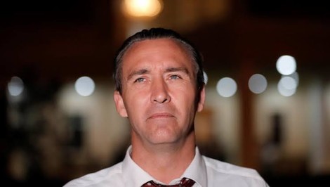 Americký pastor napadol susedovho syna. Pred policajtmi mu nadával do „teplošov“