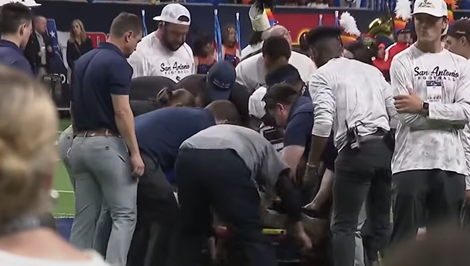 Vojak sa počas vystúpenia zrútil zo strechy štadióna, pád neprežil
