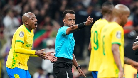 Američania ho vyhostili z krajiny. FIFA sa rozhodla odškodniť rozhodcu z Afriky