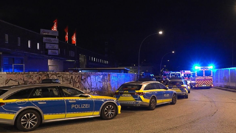 Streľba v areáli továrne v Hamburgu: Dvaja muži zomreli, polícia pátra po páchateľovi