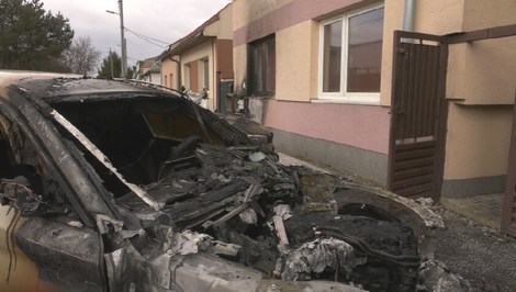 Súrodencom v Michalovciach zhoreli v noci dve luxusné autá. Požiar zapálili úmyselne