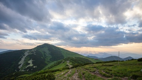 Pod Veľkým Kriváňom skolaboval 46-ročný turista. Napriek snahe záchranárov zomrel