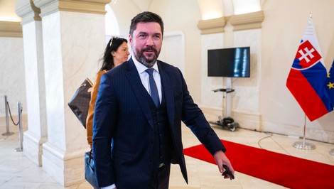 Takáč ako minister zarába okolo 7400 eur. Zmrazenie platov by bola dehonestácia