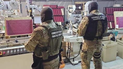 Priemyselná hala neďaleko Svidníka ukrývala nelegálnu výrobňu cigariet