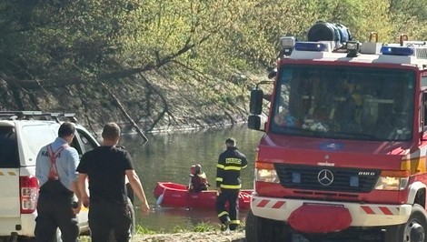Prechádzka skončila nešťastím: Hasiči na rieke pátrajú po dvoch mladých chlapcoch