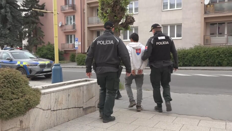 Konflikt v osade vyústil do násilia. Policajti obvinili troch ľudí