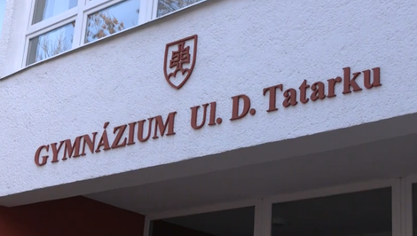 Kriedové nápisy pred školou spustili vlnu nenávisti voči riaditeľke