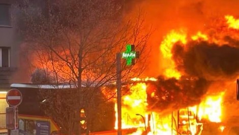 Muž sa podpálil v autobuse: Najmenej šesť mŕtvych, viacerí zranení