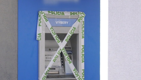 Lupiči zničili bankomat pri potravinách, peniaze sa im získať nepodarilo