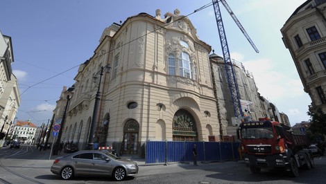 Muž v spodnej bielizni vykráčal zo Slovenskej filharmónie, napadol aj policajta