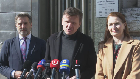 SaS podáva trestné oznámenie pre predražený nákup traktorov: Hlúposť, ako trhať fialky dynamitom, tvrdí Hlina