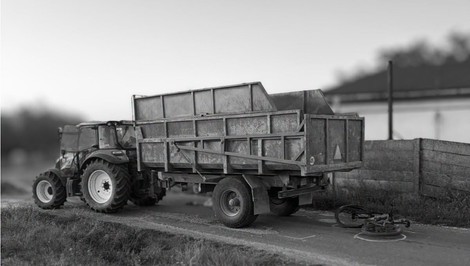 Tragická nehoda v obci Koš: Cyklista zahynul po zrážke s cúvajúcim traktorom