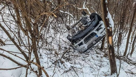 Na ceste I/79 sa prevrátilo auto. Sedeli v ňom tehotná žena aj trojročné dieťa