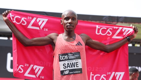 Keňan SAWE je historicky prvý maratónec s časom pod dve hodiny