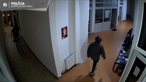 Zlodeji sa neštítili kradnúť ani v kostole. Z kancelárií si odniesli hotovosť aj notebooky