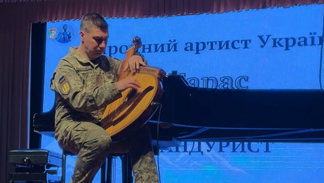 Hudba z frontu: Ukrajinský vojak Taras hrá so svetovými ikonami