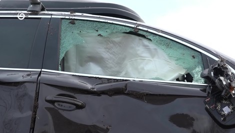 Dodávka narazila do auta s otcom a deťmi. Auto s deťmi sa po náraze prevrátilo