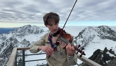 Betlehemské svetlo svieti už aj na Lomnickom štíte vo Vysokých Tatrách