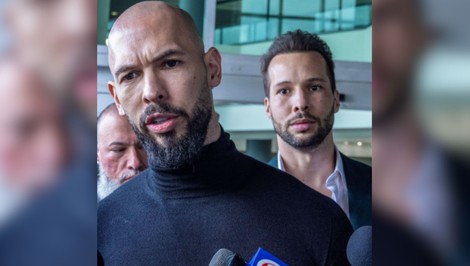 Andrewa Tatea a jeho brata zadržali v USA. Británia proti nim vzniesla nové obvinenia