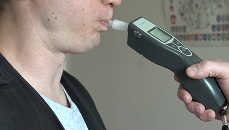 Nečakaná kontrola v obci: Policajti prerušili rokovanie, starostka aj poslanci museli fúkať