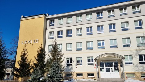 Pre mrazy zostali v Poľsku zatvorené stovky škôl, na uliciach pribudli vyhrievané stany