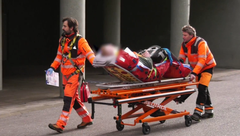 36-ročného pilčíka zasiahol padajúci konár, do akcie letel aj záchranársky vrtuľník