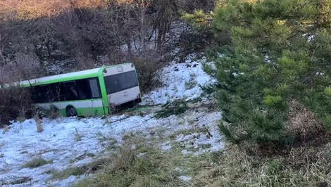 Autobus košickej MHD dostal šmyk, skončil mimo cesty