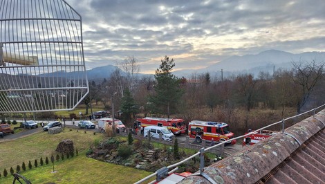 Rodinný dom zachvátili plamene. Hasiči v ňom našli osobu bez známok života