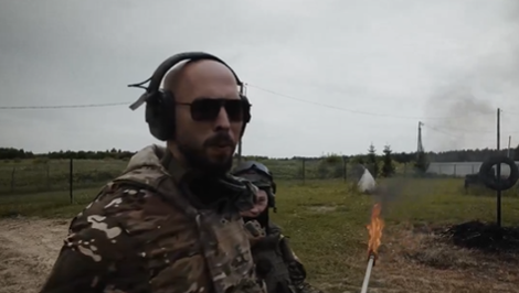 Andrew Tate navštívil ruský výcvikový areál. Na videu skúša vojenskú techniku