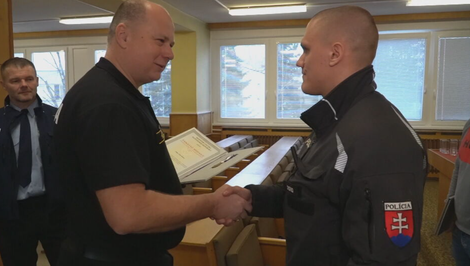 Riskovali životy pri zrážke rýchlikov. Policajtov z Rožňavy ocenili medailou ministra