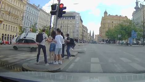 VIDEO z centra Prahy: Nehoda Filipa Turka mohla skončiť tragédiou, auto letelo priamo na chodcov
