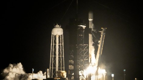 Dve misie rakety SpaceX v priebehu niekoľkých hodín: náraz do Mesiaca aj nový štart