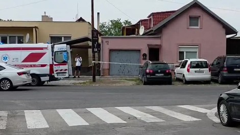 Dráma v Šamoríne: Policajti v dome objavili mŕtveho muža, útočiť mal jeho otec