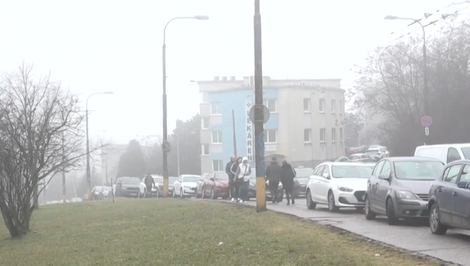 Nedostatok parkovania na Kramároch pri nemocnici: Vodiči stoja na chodníkoch a platia pokuty