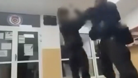 Šokujúce video z policajnej stanice: Policajt dal 15-ročnému chlapcovi niekoľko faciek