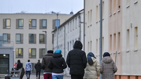 Kto získa azyl, mal by platiť za ubytovanie a stravu, navrhuje britská vláda