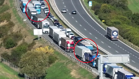VIDEO: Kamionisti obiehali kolónu cez záchranársku uličku. Netušili, že ich sleduje dron