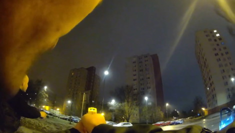 Po úteku vystúpil z auta a začal agresívne vykrikovať, hliadka musela zasiahnuť tejzerom