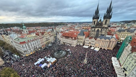 V Prahe proti zrušeniu koncesionárskych poplatkov opäť protestovali tisícky ľudí